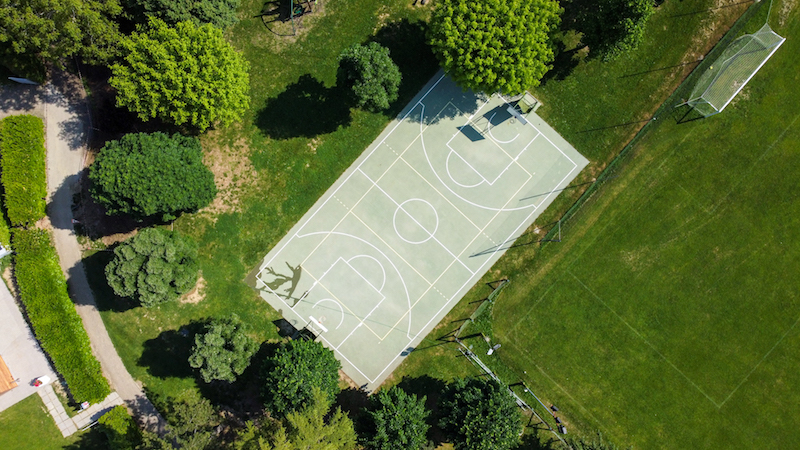 Foto dall'alto del campo da basket