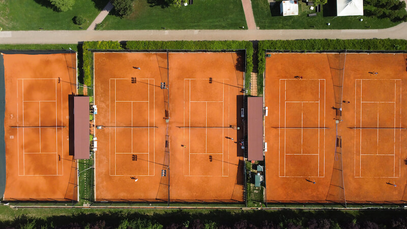 Foto dei campi da terra esterni in terra rossa